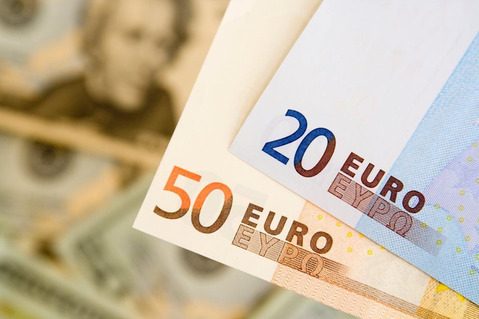 Euro under pressure as dollar gains ground, EUR/USD could fall below $1.08