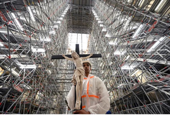 The spirit returns to Notre Dame Cathedral: the new tower with the golden rooster unveiled after the 2019 fire.